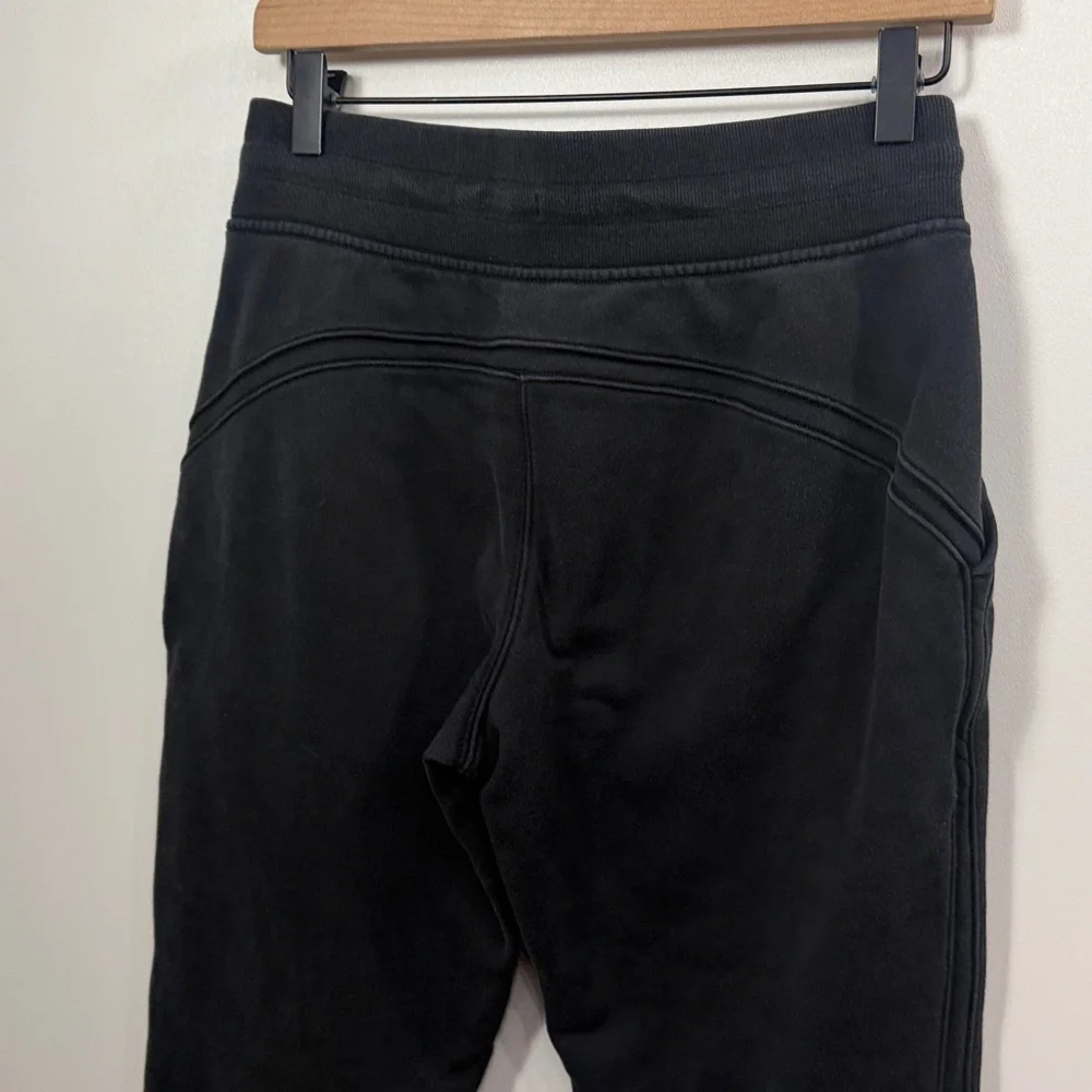 Lululemon women’s black sweatpants joggers size 6.